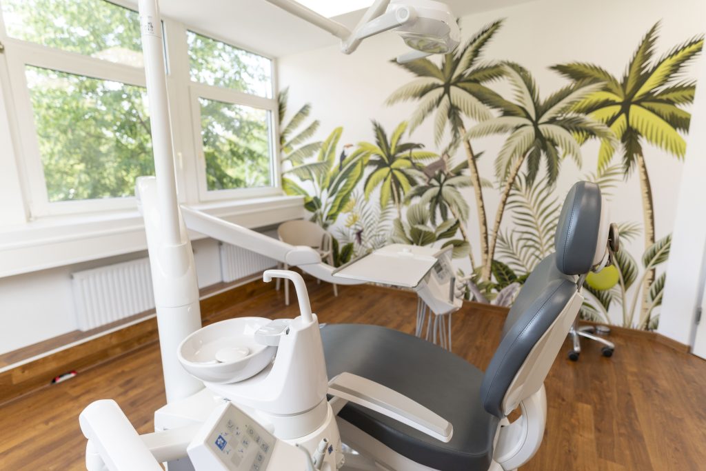 Modern ausgestattetes Behandlungszimmer bei Dentapaz in Heilbronn